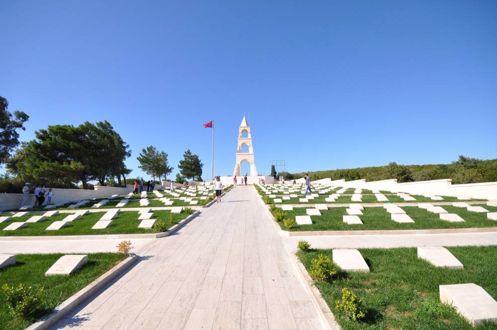 57. Alay Şehitliği'nin düz taş zeminli mezar sıraları