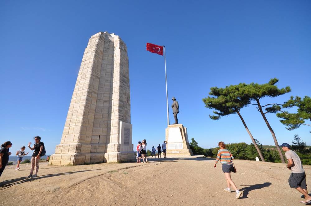 Conkbayırı'nda Atatürk Anıtı ve Yeni Zelanda Anıtı
