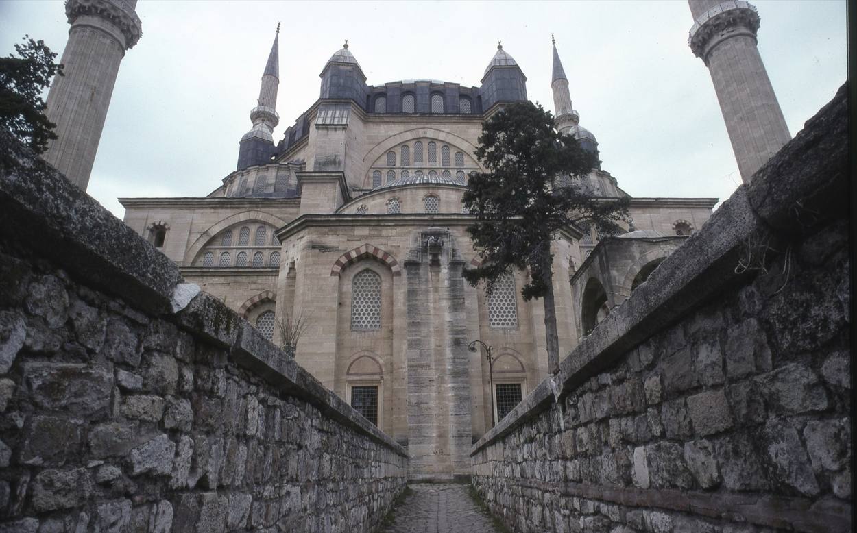 Selimiye Camii'nin dış cephesi ve minareleri, aşağıdan görünüm