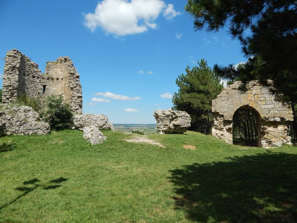 Vize Kalesi kalıntıları, çimenlerin içinde taş duvarlar